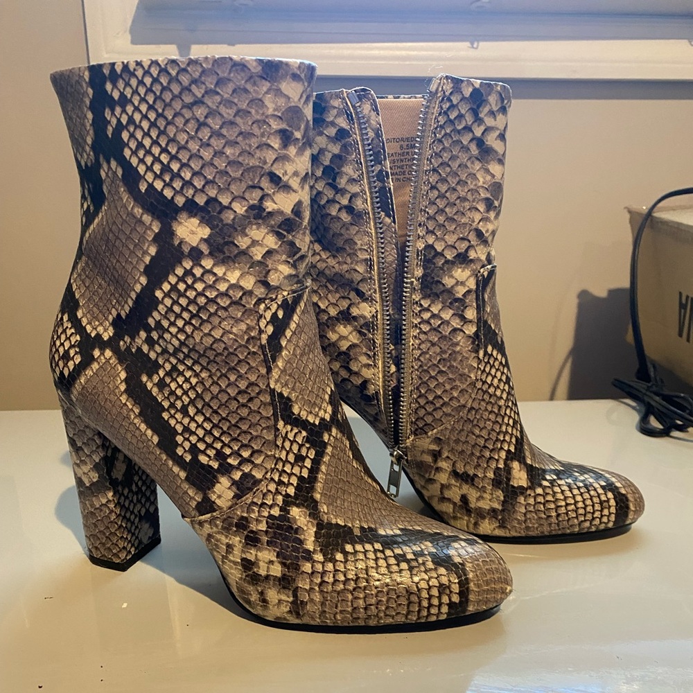 Women a snakeskin booties
